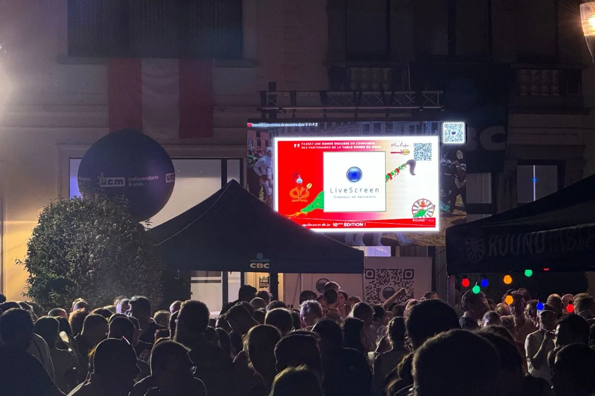 L'écran géant Livescreen dans la cour CBC