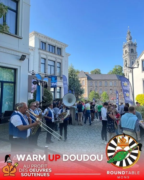 Fanfare du Warmup Doudou et beffroi de Mons en arrière-plan